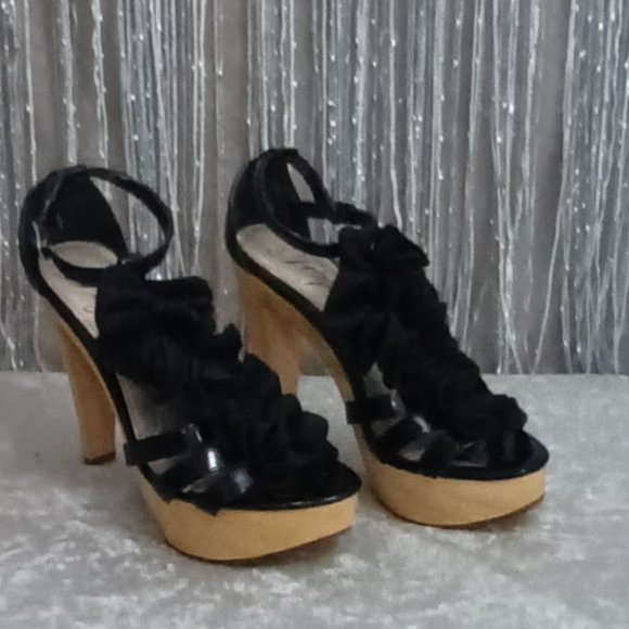 FERGIE HENNY BLACK RUFFLED T STRAP WOOD PLATFORM HEELS - Picture 6 of 6